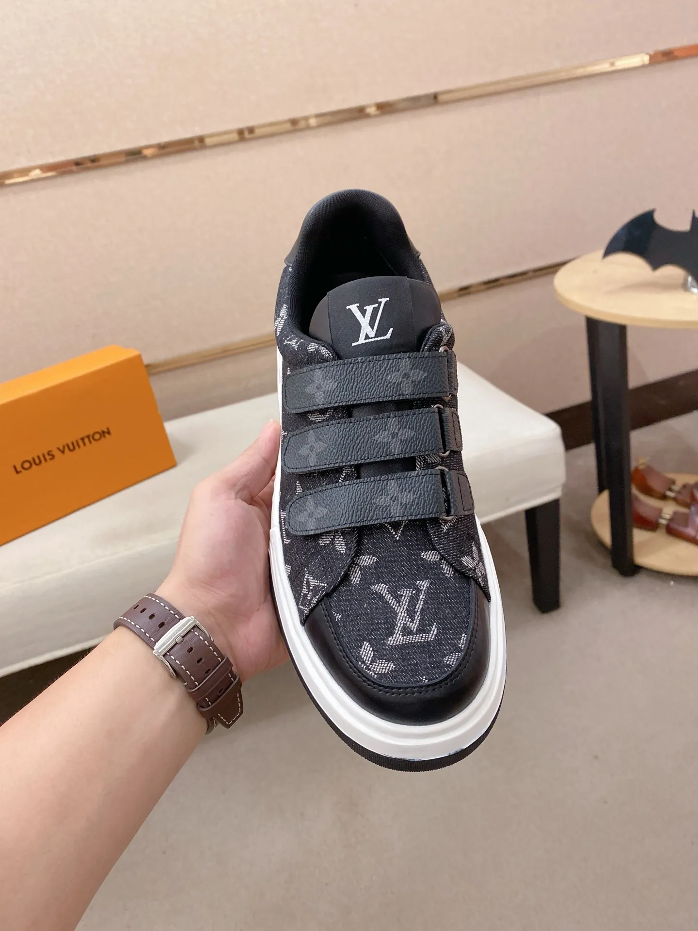 Men's shoes💰 420💰Louis Vuitton (Louis Vuitton/LV) top 🔍🔍 new models are on sale at the same time, the upper 🇮🇹 imported first-layer cowhide from Italy, fully imported sheepskin lining 💪💪, completely 1⃣️ to 1 ⃣️Re-engraved🇮🇹💪💪, ⚠Sole: The original sole is specially provided by the original factory, the exclusive movable molded sole is super comfortable, ⚠The original factory follows the order, 🔍🔍high quality, you can enter and exit the counter at will, welcome to compare⚠. Code number:38-44